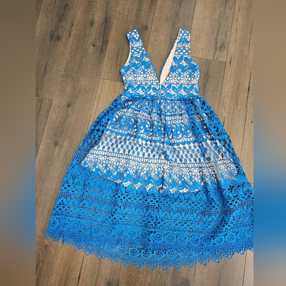 Lulus Lace Midi Dress - SIZE M - Picture 16 of 16